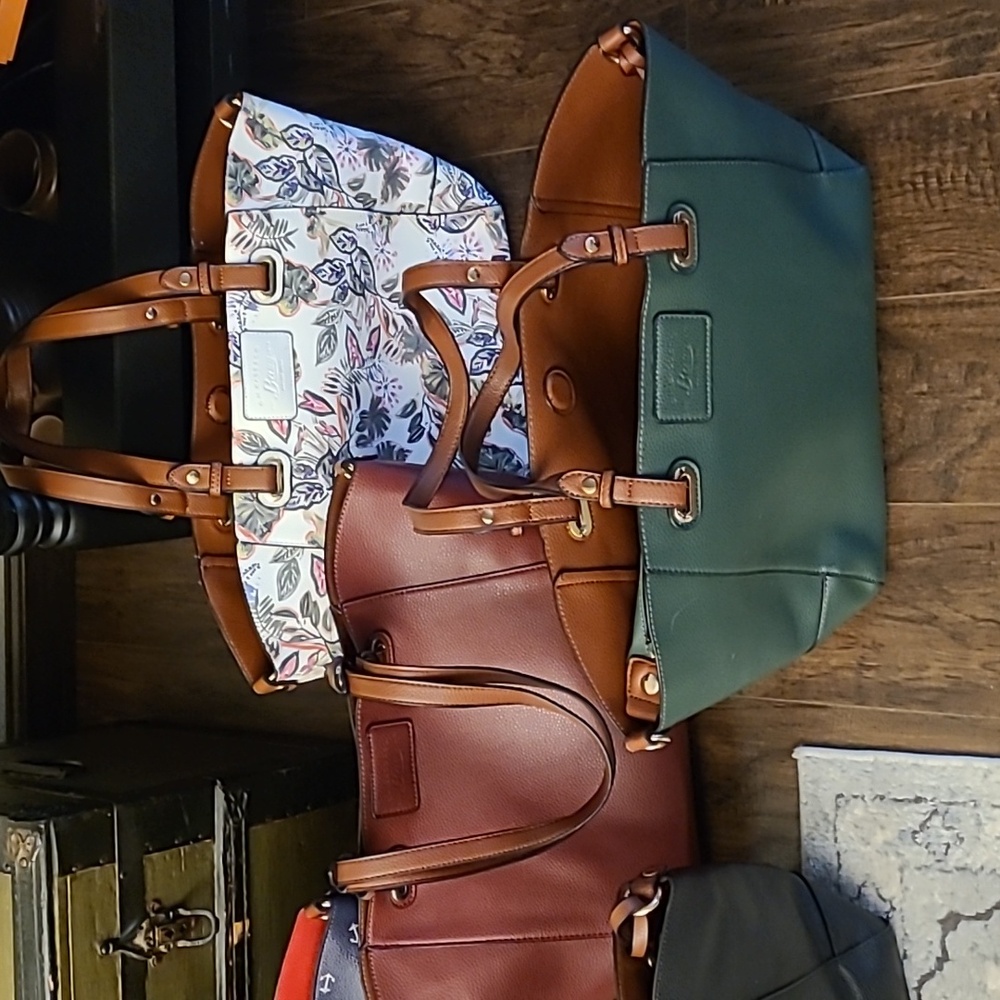 New condition vegan totes with attached coin purses and addtl matching bags - Picture 14 of 14